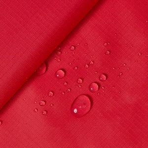 Puede incluir: Tela roja con gotas de agua en la superficie. La tela es lisa y tiene un ligero brillo.