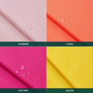 Puede incluir: Una cuadr&iacute;cula de cuatro muestras de tela en lavanda, coral, rosa intenso y amarillo. Cada muestra presenta una textura repelente al agua con gotas visibles en la superficie. Los colores est&aacute;n etiquetados como Lavanda, Coral, Rosa Intenso y Amarillo.