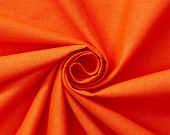 Op de afbeelding: Een close-up van een feloranje stof die in een spiraalvorm is gedraaid. De stof heeft een gladde, gelijkmatige textuur.