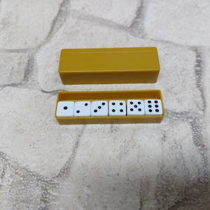 6 vintage PLASTIC dice in plastic box Free Shipping Worldwide