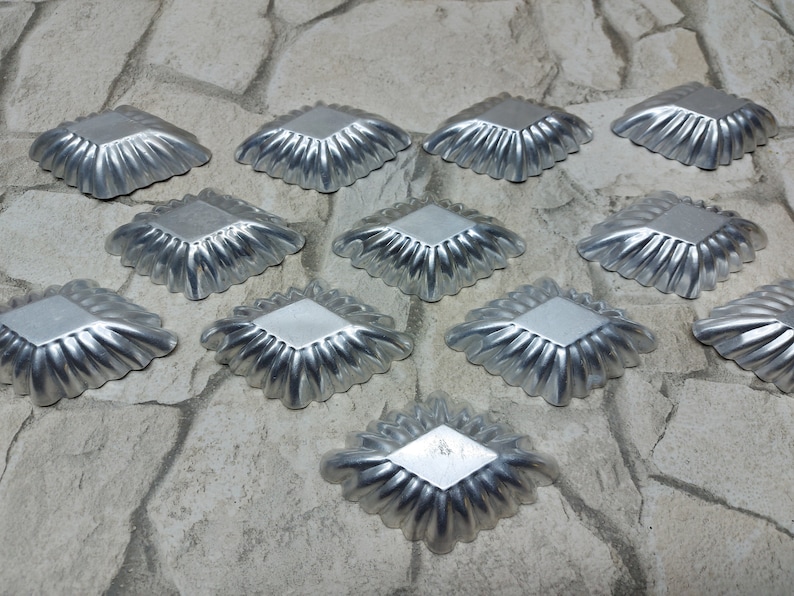 12 Stück Vintage kleine Gebäckdosen Formen Set mit 12 geriffelten Backformen, alte Cupcake Dosen, Küchendekoration, kleine Kuchenformen aus Metall Bild 10