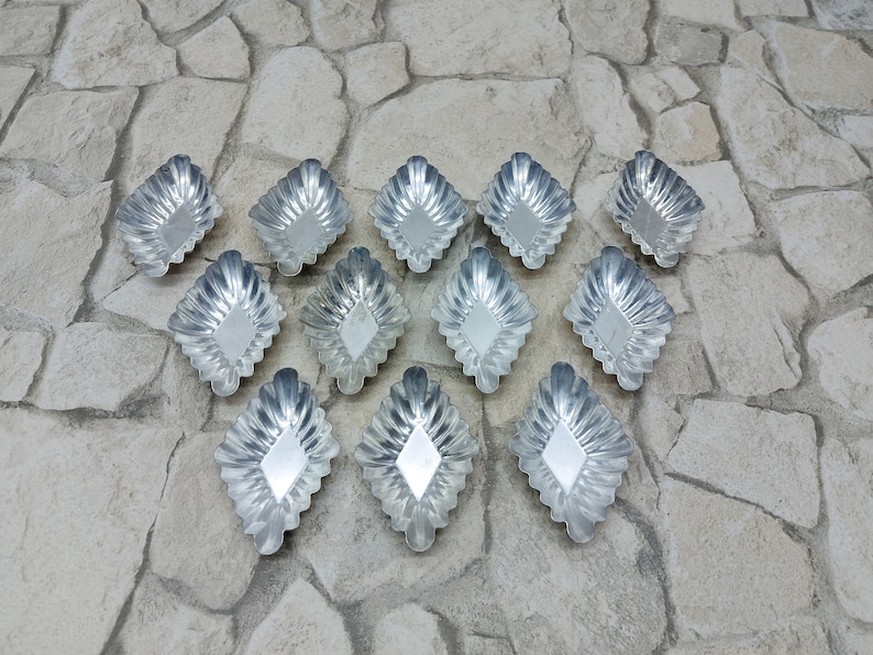 12 Stück Vintage kleine Gebäckdosen Formen Set mit 12 geriffelten Backformen, alte Cupcake Dosen, Küchendekoration, kleine Kuchenformen aus Metall Bild 1