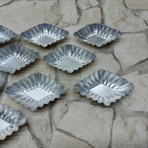 12 Stück Vintage kleine Gebäckdosen Formen Set mit 12 geriffelten Backformen, alte Cupcake Dosen, Küchendekoration, kleine Kuchenformen aus Metall Bild 5