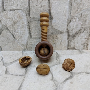 VINTAGE HOLZ NUSSKNACKER, Holzschraubenmechanismus, Retro handgemachter Nussknacker auf gedrehter Holzschale, Holzgriff Muskatnuss, primitiver Nussknacker