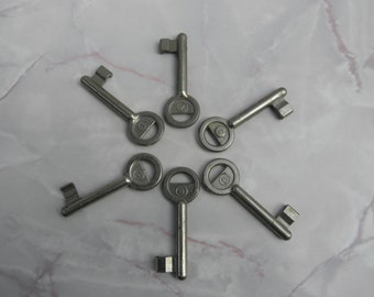 6 Vintage Metal Iron Keys: Collectible Jewelry Supply, Home Decor