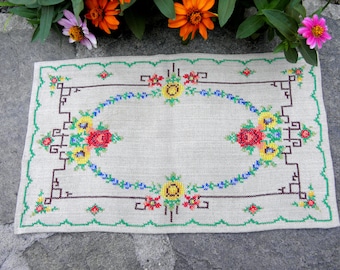 Mantel vintage de lino bordado a mano: decoración floral de Europa del Este (43 x 25 cm)