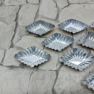 12 Stück Vintage kleine Gebäckdosen Formen Set mit 12 geriffelten Backformen, alte Cupcake Dosen, Küchendekoration, kleine Kuchenformen aus Metall Bild 4