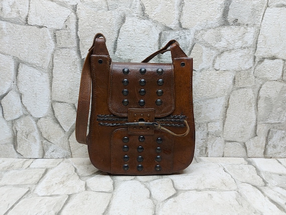 Old leather handbag 2025