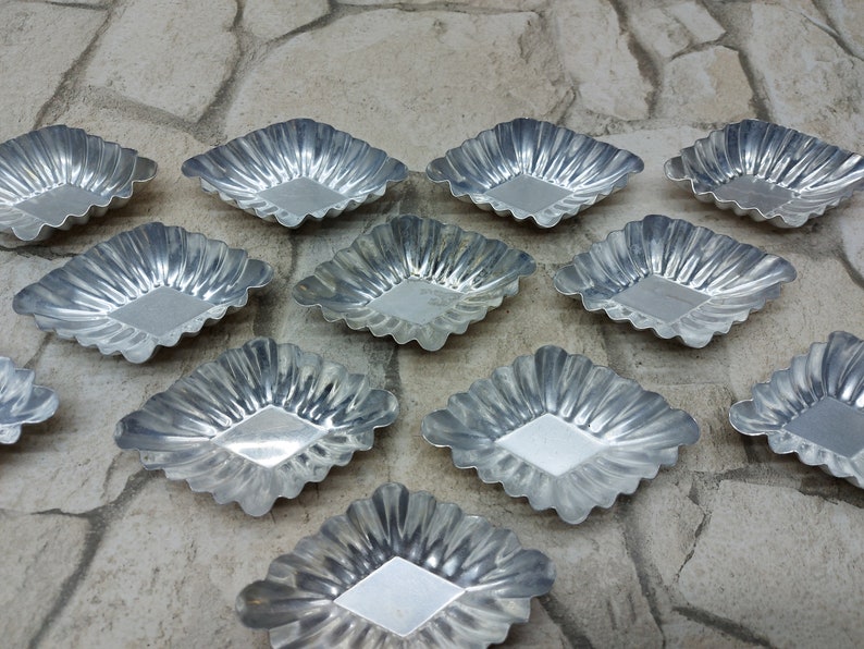 12 Stück Vintage kleine Gebäckdosen Formen Set mit 12 geriffelten Backformen, alte Cupcake Dosen, Küchendekoration, kleine Kuchenformen aus Metall Bild 6