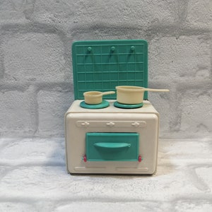 Puppenhaus Kunststoffherd und Backofen plus 2 Pfannen Puppenmöbel Küche Kinder Kochzubehör deutsch Spielzeugherd Puppe Haus Küche Dekor