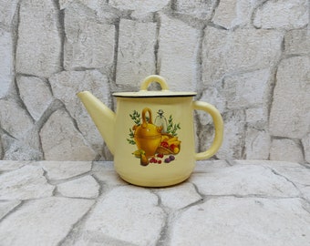 Żółty emaliowany czajnik w stylu vintage: wystrój kuchni w stylu retro z połowy XX wieku