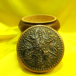 Vintage runde Holzkiste mit Kupferdeckel, handgeschnitzte Holzschmuckschatulle, dekorative Schmuckschatulle aus Holz, Geschenk für sie