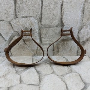 A pair of vintage iron stirrups Two Antique Metal Stirrup Horse Stirrup Equestrian Farm Decor Rustic Stirrup Horse Riding Rusty Stirrup