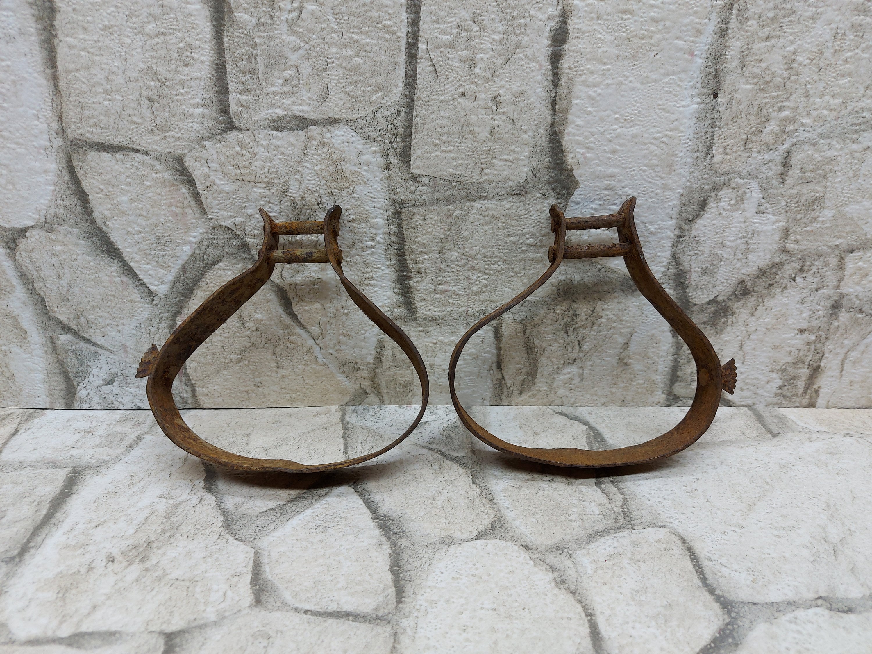 A pair of vintage iron stirrups Two Antique Metal Stirrup Horse Stirrup Equestrian Farm Decor Rustic Stirrup Horse Riding Rusty Stirrup