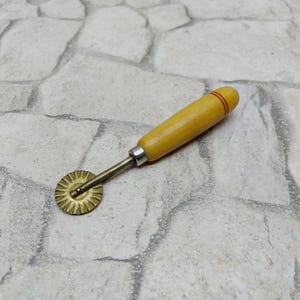 Vintage dough cutter with brass wheel and handle Antique kitchen Old pastry wheel Vintage cookie cutter Collectible kitchen tool