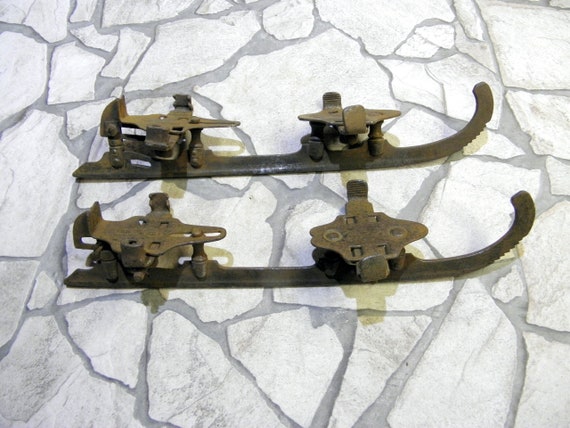 Vintage Rusty Metal Ice Skates: Farmhouse Christmas Decor