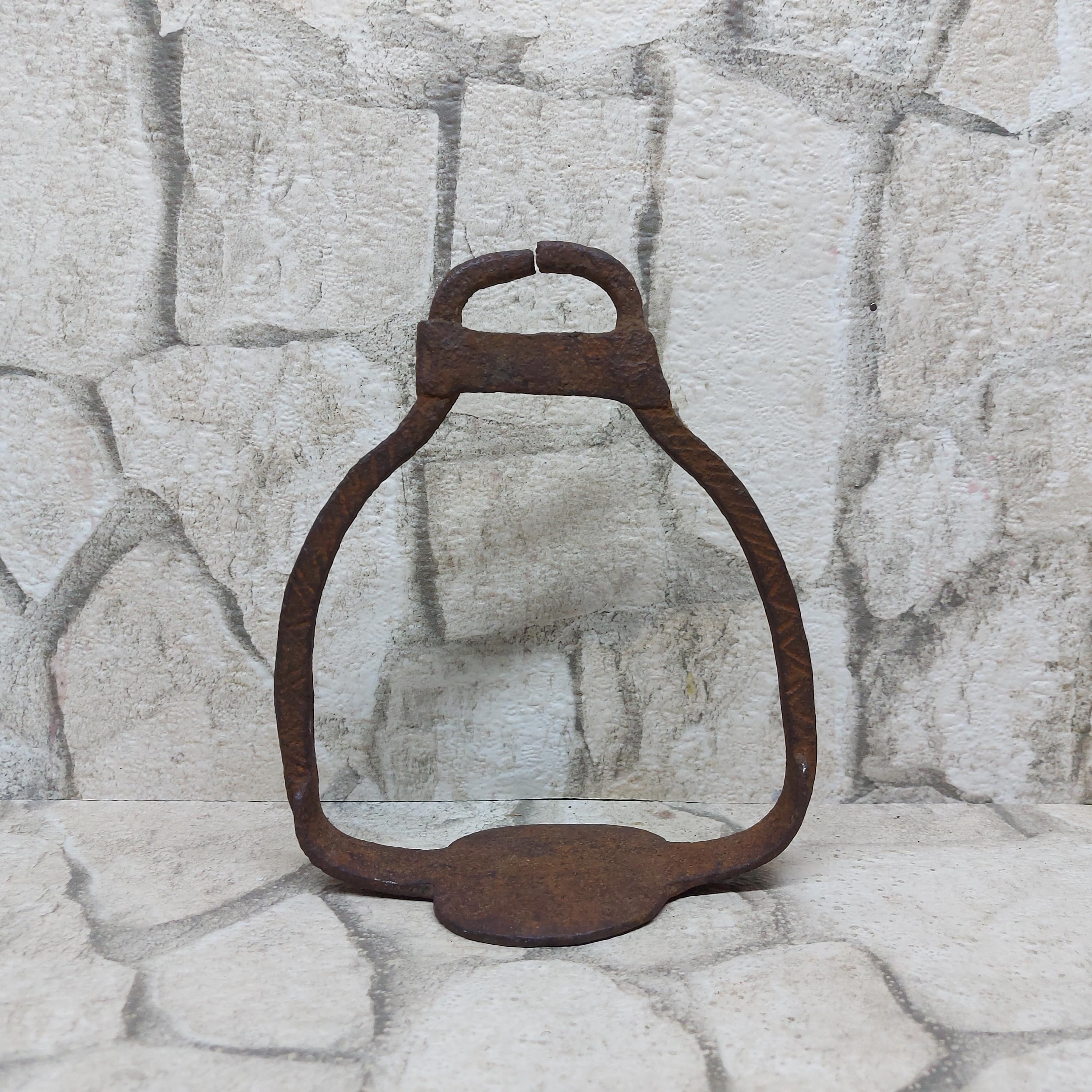Étrier De Cheval Chinois Ancien – En Fonte Avec Motifs Gravés – Style Naïf Et Primitif – Pièce De Décoration Asiatique