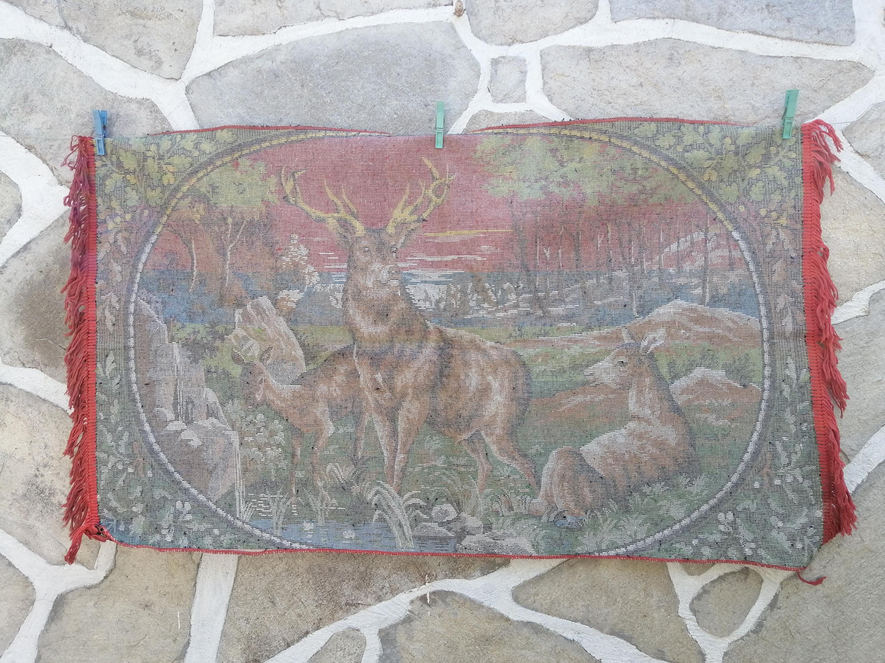 Décoration murale rustique en métal représentant une cabane de chasse