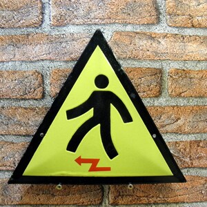 Vintage blikken geëmailleerde veiligheidsbord: geel en zwart industrieel decor