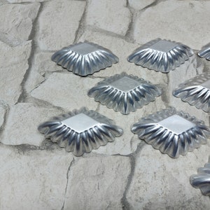 12 Stück Vintage kleine Gebäckdosen Formen Set mit 12 geriffelten Backformen, alte Cupcake Dosen, Küchendekoration, kleine Kuchenformen aus Metall Bild 8