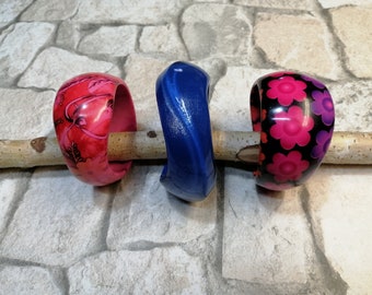 3 Stk. Vintage Floral Kunststoff Armreif Armbänder Lucite Konfetti Armreif, lila, rosa, blau Lucite Armreif, asymmetrische Armband
