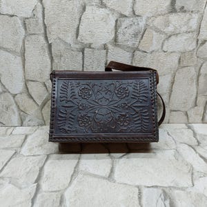 Vintage bruine leren tas: handgemaakte schoudertas met bloemen