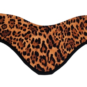 Può includere: Un scaldacollo in tessuto con stampa leopardata marrone e nera con bordatura nera.