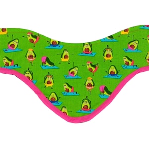 Può includere: Bandana verde con bordo rosa con un motivo ripetuto di avocado che fanno pose di yoga.