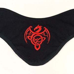 Può includere: Scaldacollo in cotone nero con un design di drago ricamato in rosso.