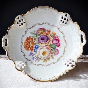 Plato con asa de porcelana Rosenthal RC (1891-1906): Moliere, modelo Markgräfin, decoración floral Wilhelmine, porcelana perforada