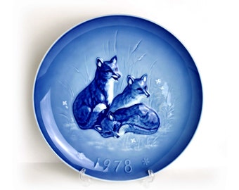 Vintage Hutschenreuther Animal Porcelain Plate: Blue Relief Foxes, German Collectible 26 cm