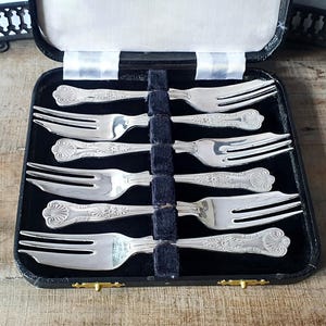 Schönes Englisches Set mit 6 Kuchengabeln - &quot;Könige&quot; Muster - Englisches Besteck - Box inklusive - Versilberte Dessertgabeln - Sheffield -14 cm Länge
