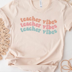Koszulka dla nauczyciela Teacher Vibes; Koszulki dla nauczycieli; Prezenty dla nauczycieli; Urocza koszulka dla nauczyciela; Strój dla nauczyciela