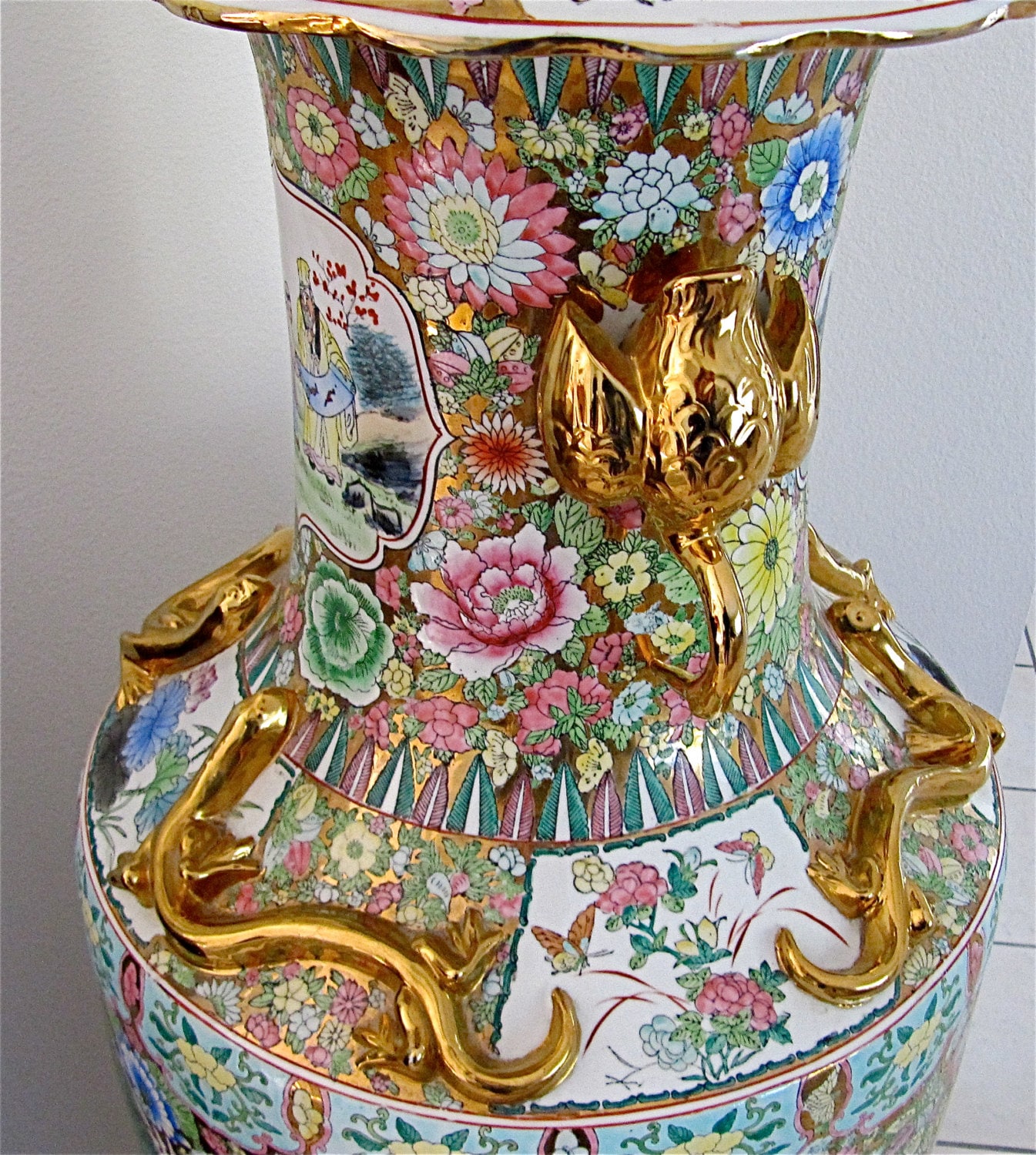 中国七宝焼きと磁器のフロア花瓶 – 手描き、特大、高さ52インチの