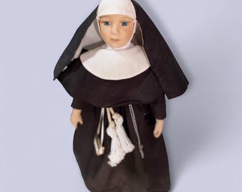 Muñeca de porcelana vintage de monja de Danbury Mint: elegante pieza religiosa de colección y un raro recuerdo espiritual.