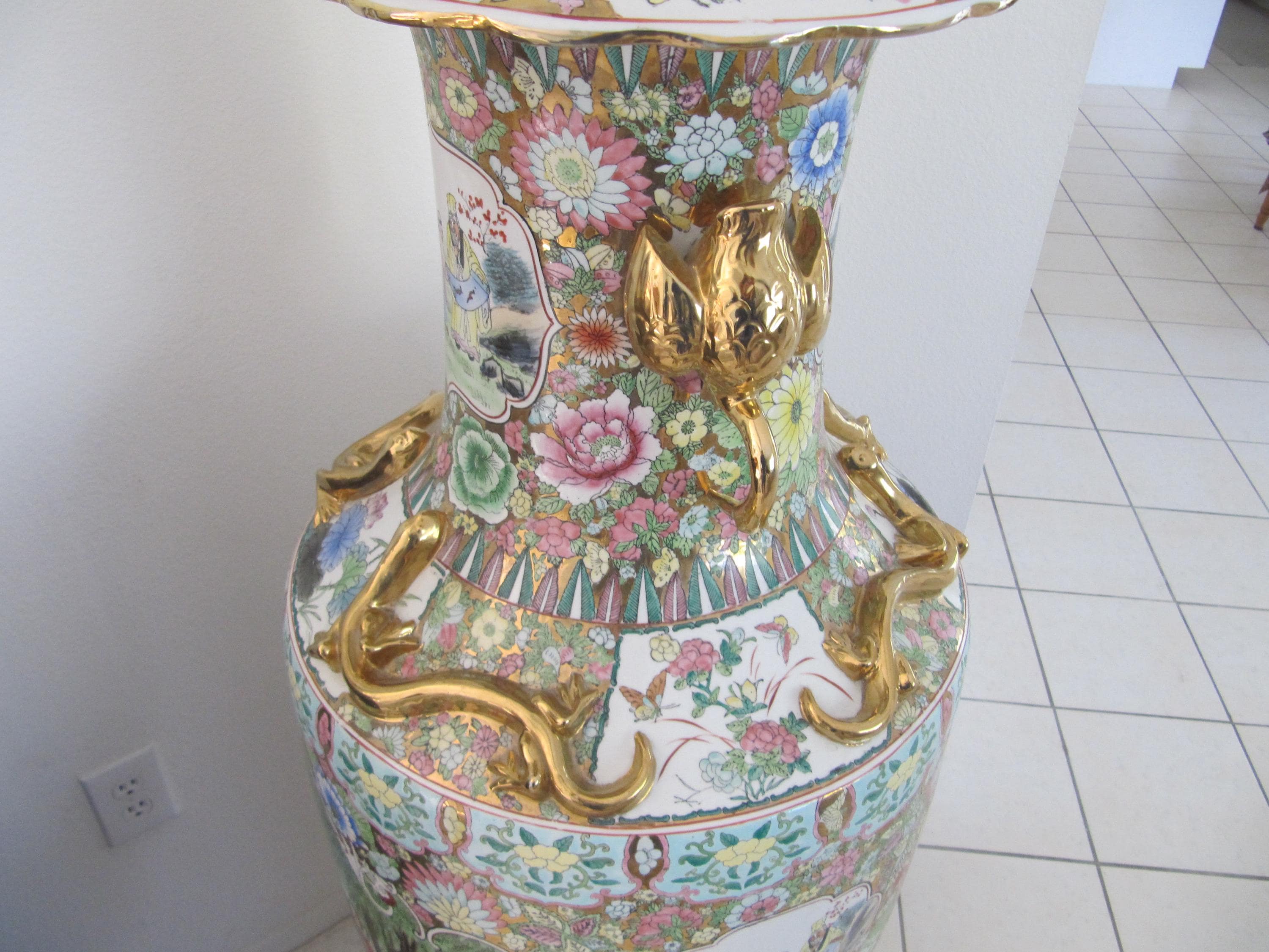 中国七宝焼きと磁器のフロア花瓶 – 手描き、特大、高さ52インチの