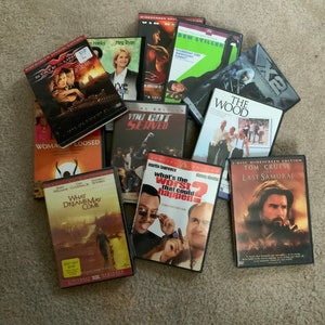 Può includere: Una collezione di 10 custodie DVD con vari film, tra cui "You Got Served", "The Wood", "What Dreams May Come", "L'ultimo samurai" e "Il peggio che possa accadere".