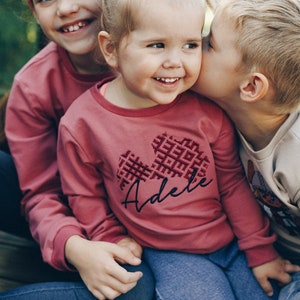 3 m-10T Besticktes Sweatshirt mit Namen und lettischer Landkarte Kontur