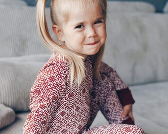 Pijama de diseño letón que crece conmigo, para bebés y niños pequeños de 1 a 8 años.