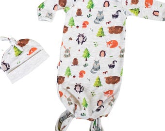 Ontwerp geknoopte babyjurk met geknoopte bosdieren