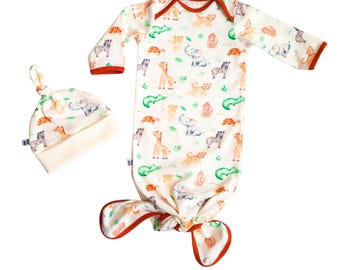 Geknoopte babyjurk met geknoopte safaridieren
