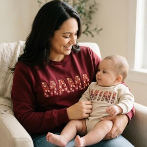 Bluza z okrągłym dekoltem i haftem "Mama i ja" w kwiaty