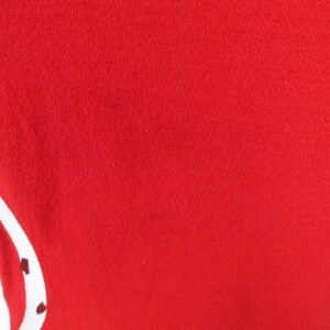 Pu&ograve; includere: Tessuto rosso con un design bianco e nero. Il design &egrave; un'immagine stilizzata di un dalmata.