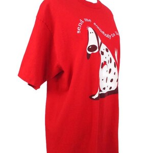 Pu&ograve; includere: Maglietta rossa a maniche corte con una grafica bianca di un cane con il testo "send me somebody to love".