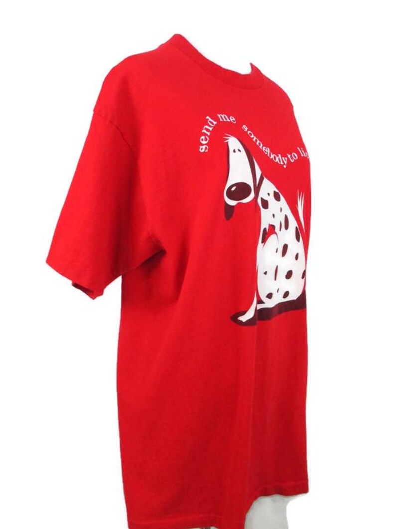 Pu&ograve; includere: Maglietta rossa a maniche corte con una grafica bianca di un cane con il testo "send me somebody to love".