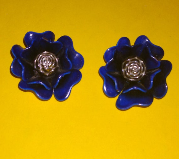 Vintage Coro Blue Flower, Enamel, Gold Tone Center - image 2