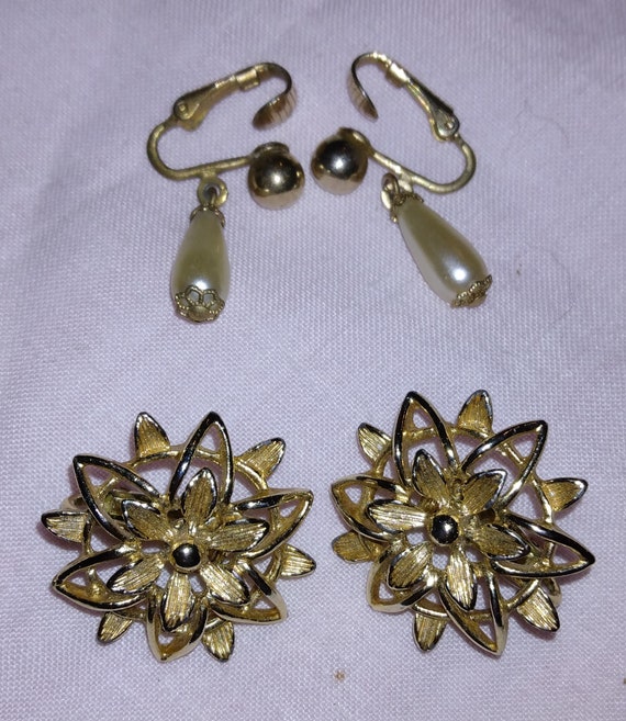 Vintage Sarah Coventry Gold Tone Clip On Earrings,