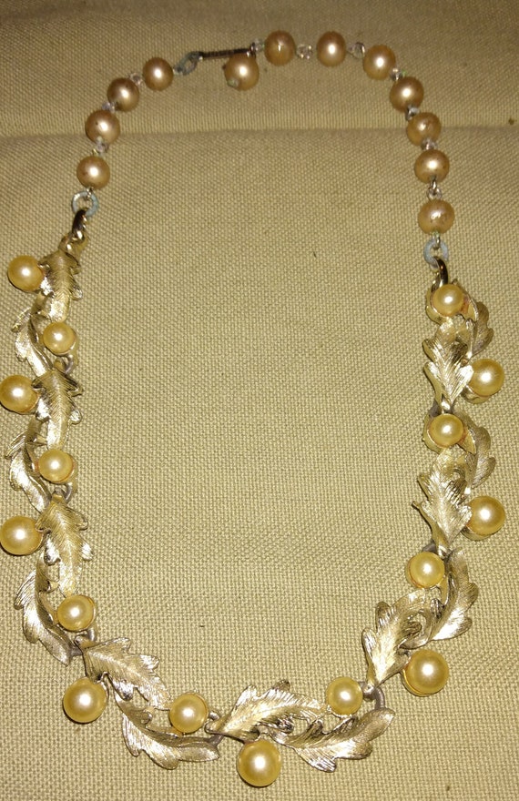 Vintage Lisner Faux Pearl Gold Tone Leaf Necklace
