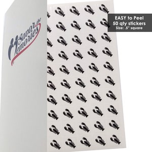 Op de afbeelding: Een vel met 50 afpelbare stickers met kreeften. Elke sticker is zwart en meet 1,27 cm in het vierkant. De tekst "EASY to Peel 50 qty stickers Size: .5" square" is in zwart afgedrukt in de rechterbovenhoek van het vel.