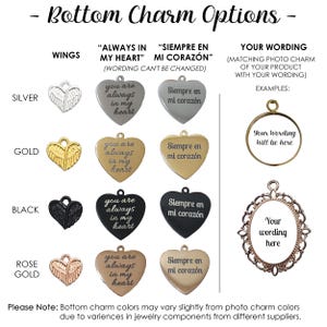 Puede incluir: Un gr&aacute;fico que muestra diferentes opciones de charms para una pieza de joyer&iacute;a. Las opciones incluyen alas plateadas, doradas, negras y de oro rosa. Los charms presentan colgantes en forma de coraz&oacute;n con el texto "You are always in my heart" y "Siempre en mi coraz&oacute;n". El gr&aacute;fico tambi&eacute;n incluye ejemplos de frases personalizadas que se pueden agregar al charm.